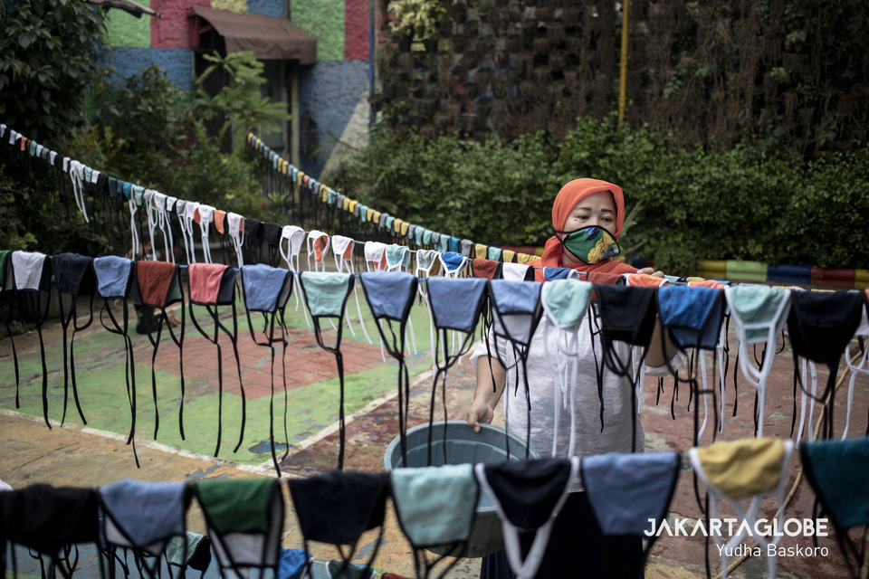 A woman dries up hundreds of face masks near the home factory in Kampung Anggur, Tangerang, Banten on April 4. (JG Photo/Yudha Baskoro)