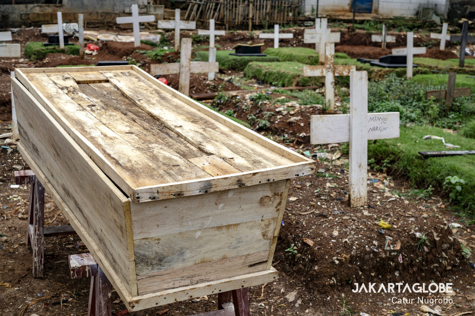 An unfinished coffin for coronavirus victim being prepared at the Pondok Kelapa public cemetery in East Jakarta on Thursday. (JG Photo/Catur Nugroho)
