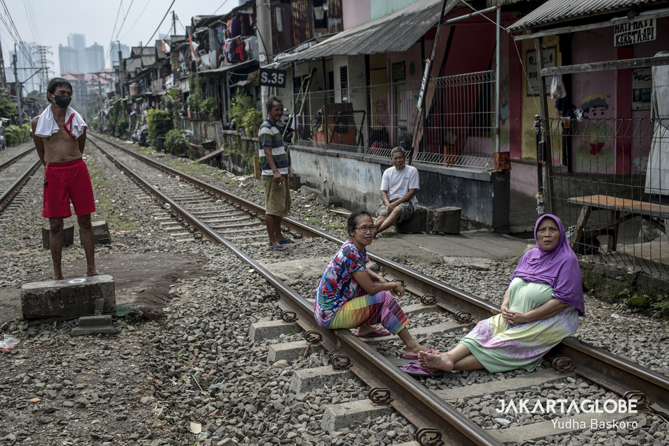 Residents in Petamburan, Central Jakarta, sunbathe on a railway track on April 10. (JG Photo/Yudha Baskoro)