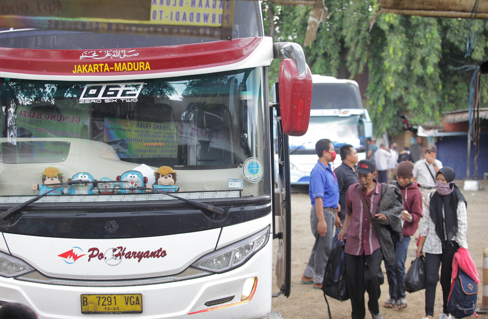 Passengers disembark from a bus at Pondok Pinang bus station in Jakarta last week. (Antara Photo/Reno Esnir)