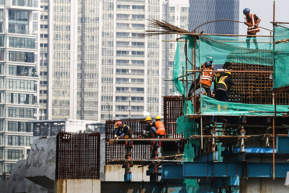 Workers build an elevated railway for the Light Rail Transit (LRT) system in Jakarta on April 13, 2020. (Antara photo)