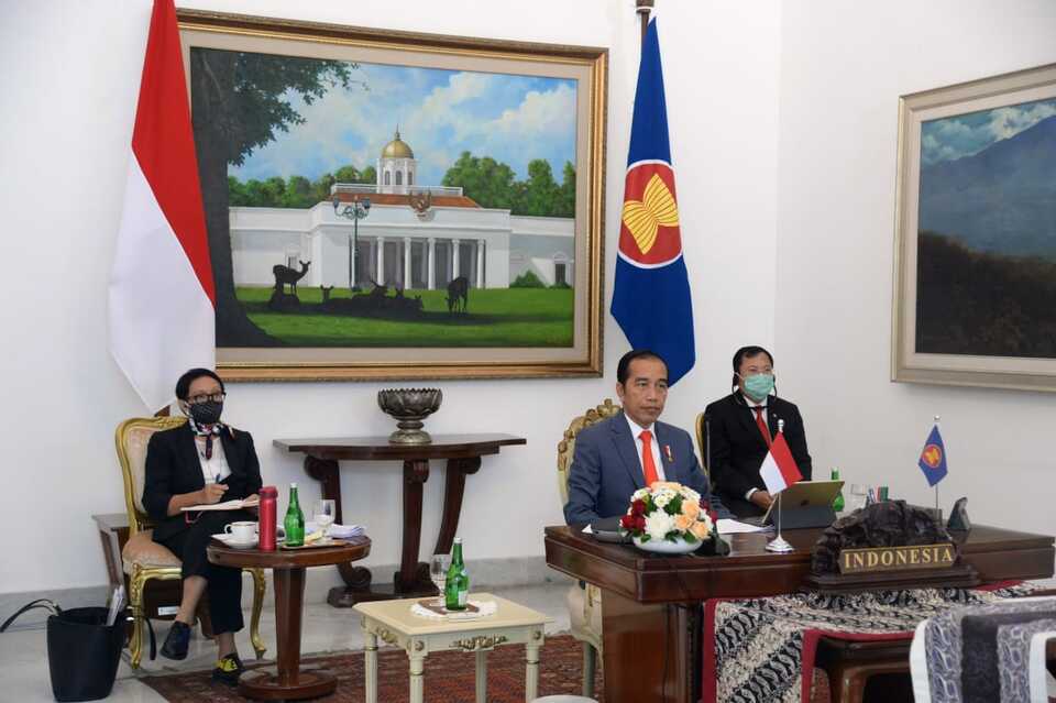 From left, Foreign Minister Retno Marsudi, President Joko Widodo and Health Minister Terawan Agus Putranto during the virtual Asean Special Summit at the Bogor Palace on Tuesday. (Photo courtesy of the Presidential Secretariat)
