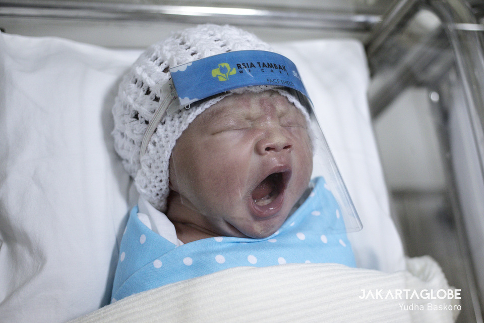 A newborn baby has a mini face shield put on her at Tambak Children's Hospital in Menteng, Central Jakarta. (JG Photo/Yudha Baskoro)