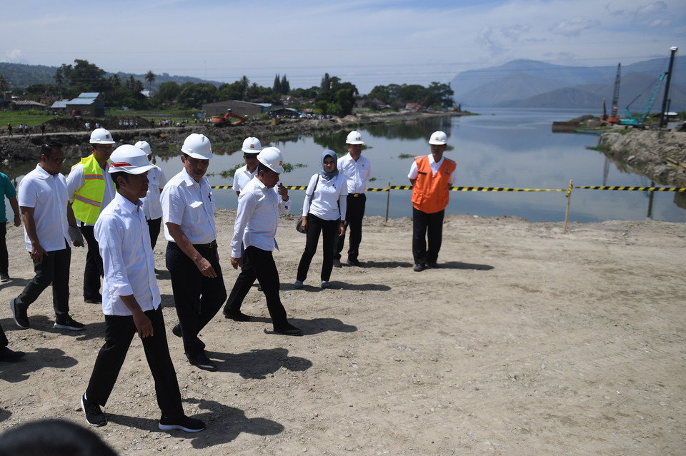 President Joko 'Jokowi' Widodo inspects develepment at Tano Ponggol, Samosir, North Sumatra, during a visit to Lake Toba last year. (Antara Photo/Akbar Nugroho Gumay)