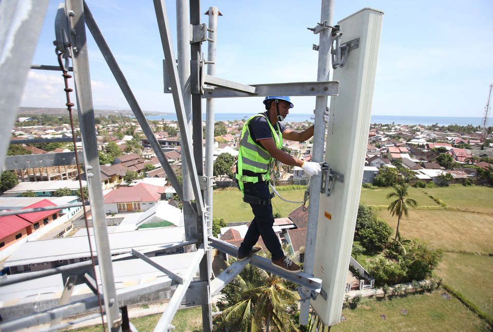 A technician from mobile operator XL Axiata inspects a base transceiver station on a telecommunication tower in Labuhan Badas, West Nusa Tenggara, last year. (Antara Photo/Reno Esnir)