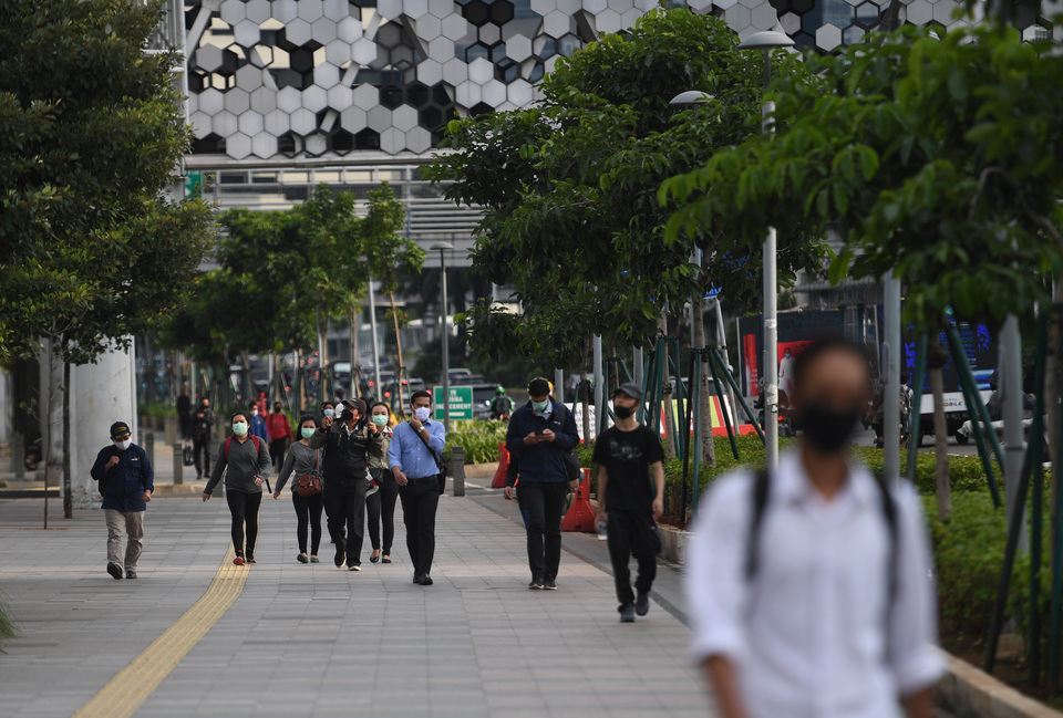 Office workers walk in Jalan Sudirman in South Jakarta  during large scale social restrictions (PSBB) in April. (Antara Photo/
Akbar Nugroho Gumay)