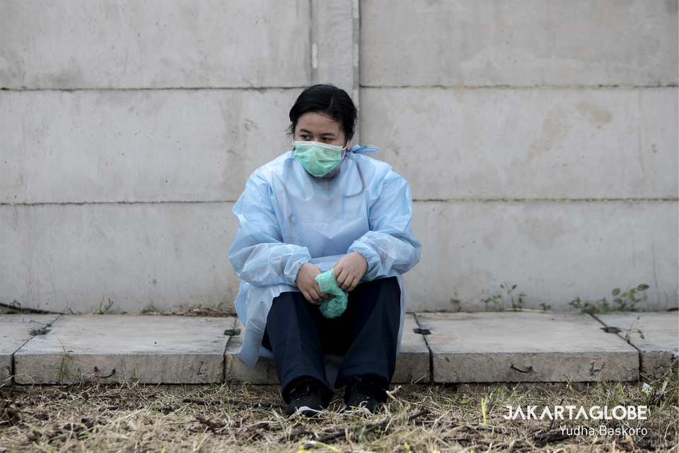 A health worker takes a break during a mass testing for coronavirus in West Jakarta on April 18. (JG Photo/Yudha Baskoro)