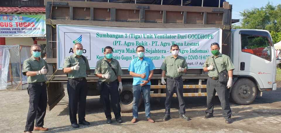 The symbolic handover of three ventilators of three ventilators in Sampit on Friday. (Photo Courtesy of Goodhope Asia Holdings)