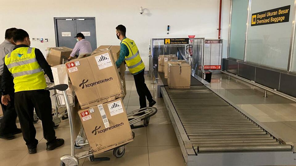 Boxes containing 50,000 reagents from South Korea arrive at Soekarno-Hatta International Airport  on Sunday. (Photo courtesy of Covid-19 Task Force)