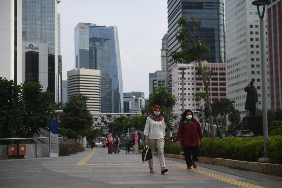 Office workers on Jalan Sudirman in Jakarta's central business district last week. (Antara Photo/Akbar Nugroho Gumay)