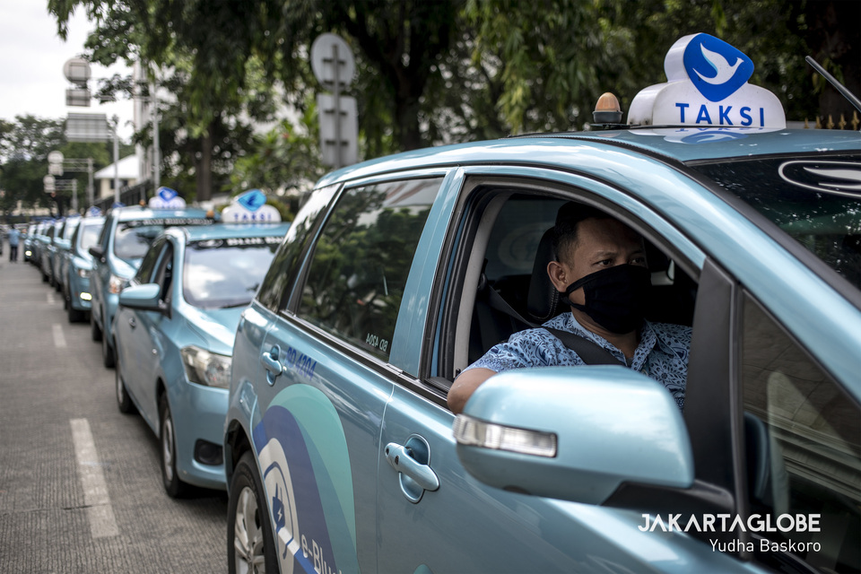 Blue Bird cab drivers line up for a free rapid testing for coronavirus outside the Transportation Ministry headquarters in Central Jakarta back in April. (JG Photo/Yudha Baskoro)