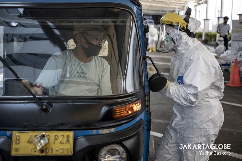 A health worker stops a bajaj driver for a rapid coronavirus testing in Jakarta on April 20. (JG Photo/Yudha Baskoro)