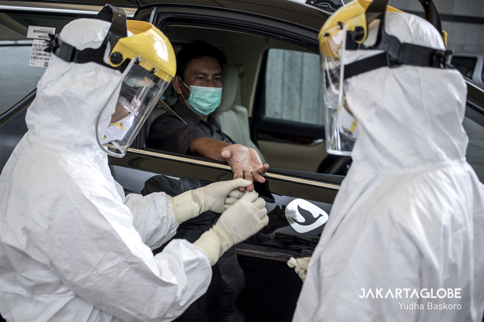 A taxi driver gets tested for Covid-19 at the Transportation Ministry headquarters in Jakarta on April 20. (JG Photo/Yudha Baskoro)