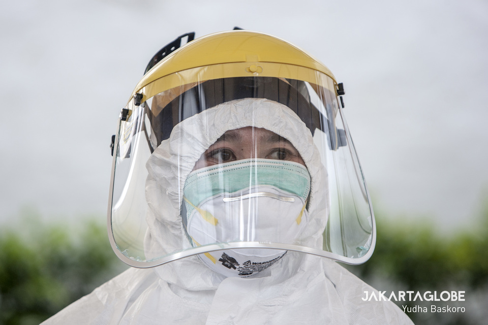 A health worker wearing double face mask during rapid testing for coronavirus at Ministry of Transportation building on Monday (20/04). (JG Photo/Yudha Baskoro)