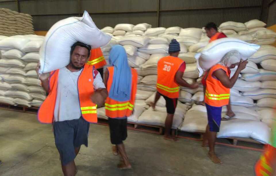 Workers move rice supply from a warehouse to trucks for the National Procurement Agency's supply and stabilization program in Central Java on Friday (20/12/2019). (SP Photo/ Stefy Thenu)