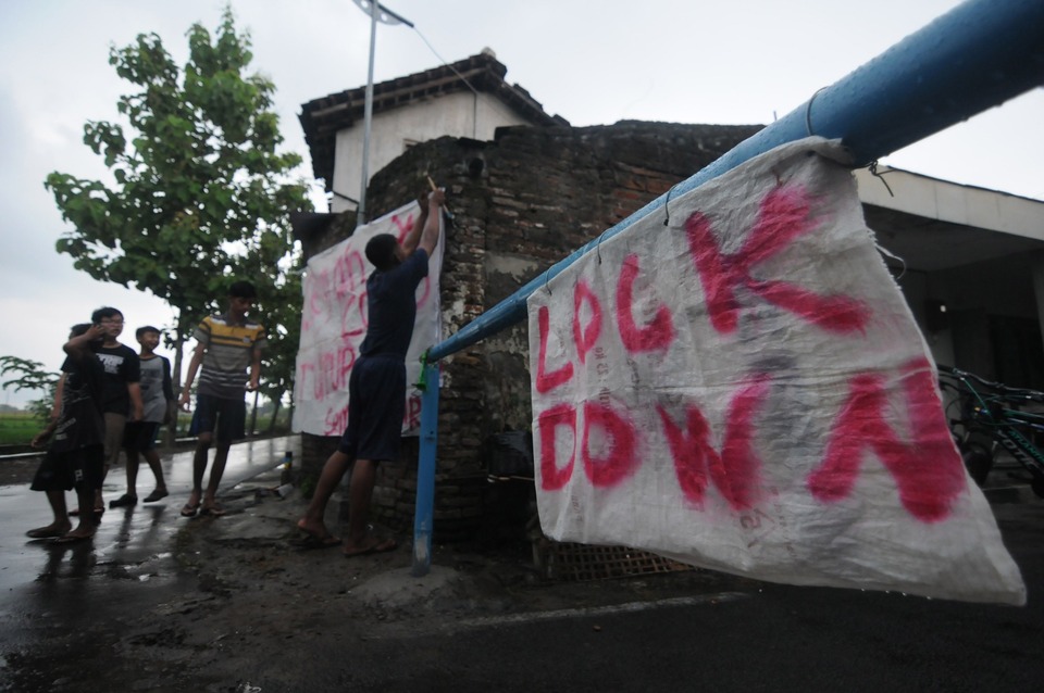 A banner declaring a local lockdown at a village gate in Boyolali, Central Java, last week. (Antara Photo/Aloysius Jarot Nugroho)