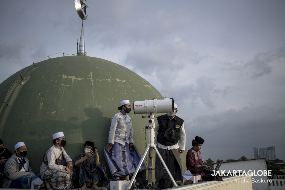 Clerics from Al-Hidayah Basmol Islamic Boarding School observe the position of the moon to determine the start of Ramadan at Al Musariin Mosque in West Jakarta on Thursday. (JG Photo/Yudha Baskoro)