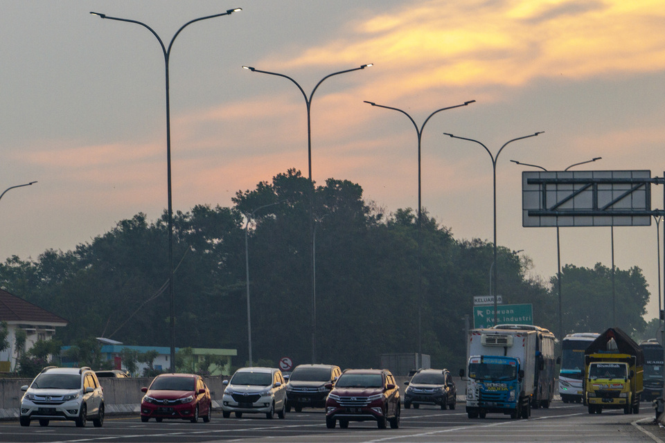 Cars line up at the Cikampek toll gate in Karawang, West Java, on Thursday. (Antara Photo/M. Ibn Chazar)