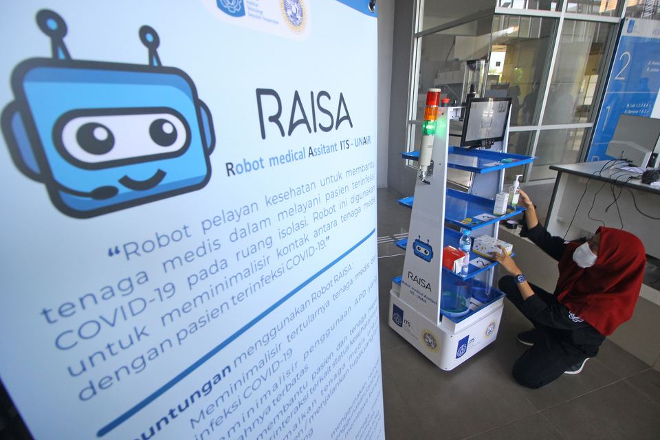 A researcher prepares a medical assistant robot at Sepuluh November Technology Institute (ITS) last week. (Antara Photo/Moch. Asim)
