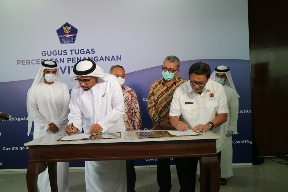 United Arab Emirates ambassador to Indonesia Abdullah Salem Obaid Salem Al Dhaheri and Indonesia's National Disaster Mitigation Agency (BNPB)'s Secretary Hermansyah sign the the handover documents of aid assistance in Jakarta on Tuesday. (Photo Courtesy of BNPB)