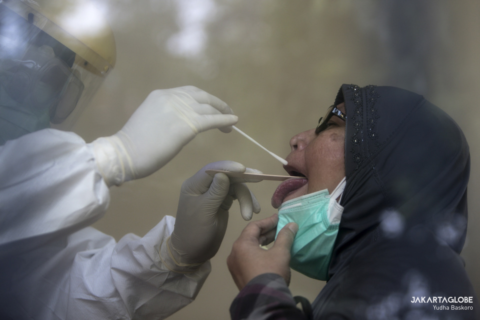 A woman gets a Covid-19 swab test at Depok's Municipal Hospital Laboratory in West Java on April 30. (JG Photo/Yudha Baskoro)