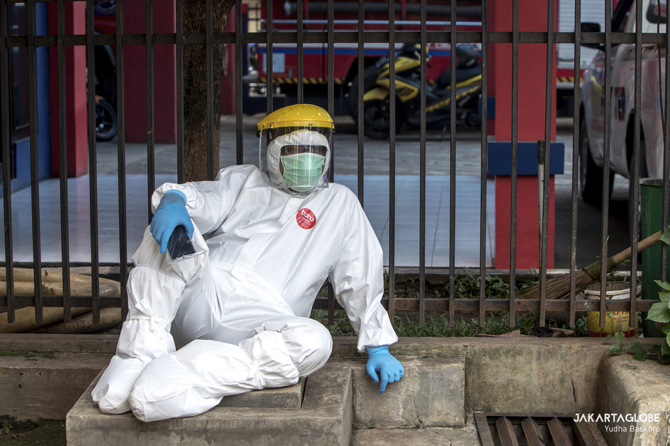 A medical worker takes a break during his nasal swab testing job at the Depok Municipal Medical Laboratory in West Java on Thursday. (JG Photo/Yudha Baskoro)