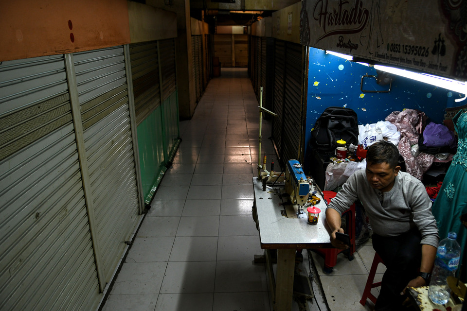 A tailor waits for  customers at an empty Atom Market in Jakarta on Sunday. (Antara Photo/M. Risyal Hidayat)