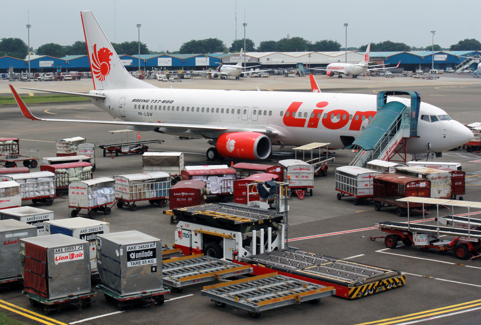 Cargo being loaded into a Lion Air plane at Soekarno-Hatta International Airport in Tangerang, Banten, on Thursday. (Antara Photo/Muhammad Iqbal)