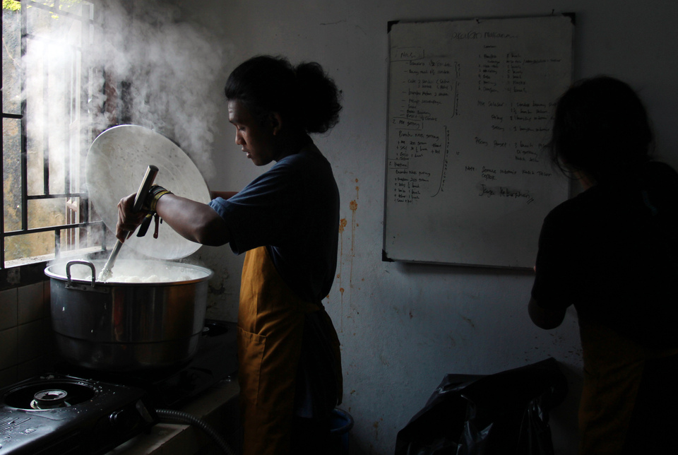 A cook in Cafe Selasar in Ciputat, Banten, prepares meals for donation last month. (Antara Photo/Muhammad Iqbal)