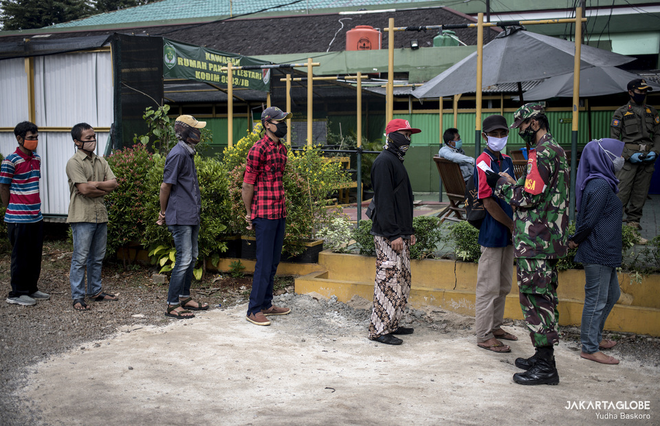 Residents line up at a 'Rice ATM' in West Jakarta on May 4. (JG Photo/Yudha Baskoro)
