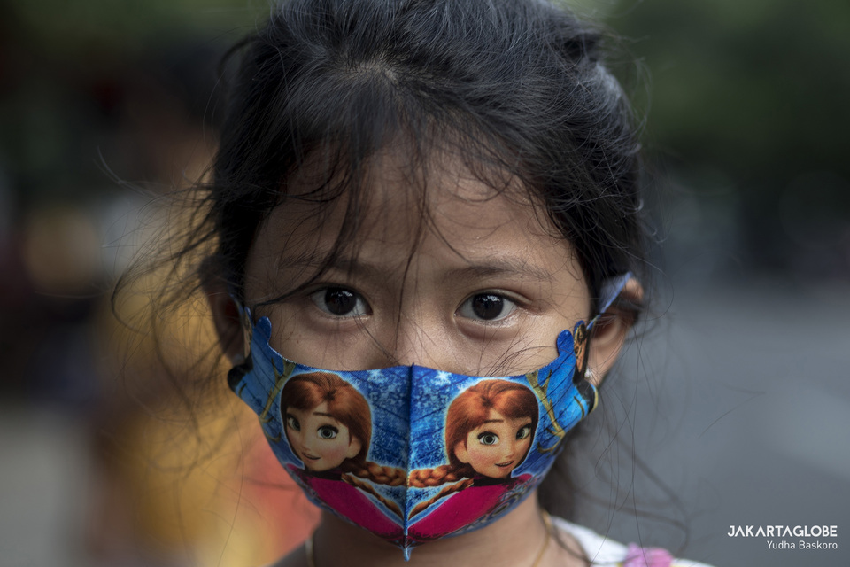 A Jakarta child wears face mask depicting Disney characters. (JG Photo/Yudha Baskoro)