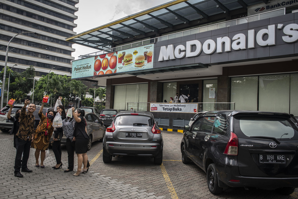 Visitors take selfies in front of the first McDonald's restaurant in Indonesia at Sarinah building in Central Jakarta last Friday. (Antara Photo/Aprillio Akbar)