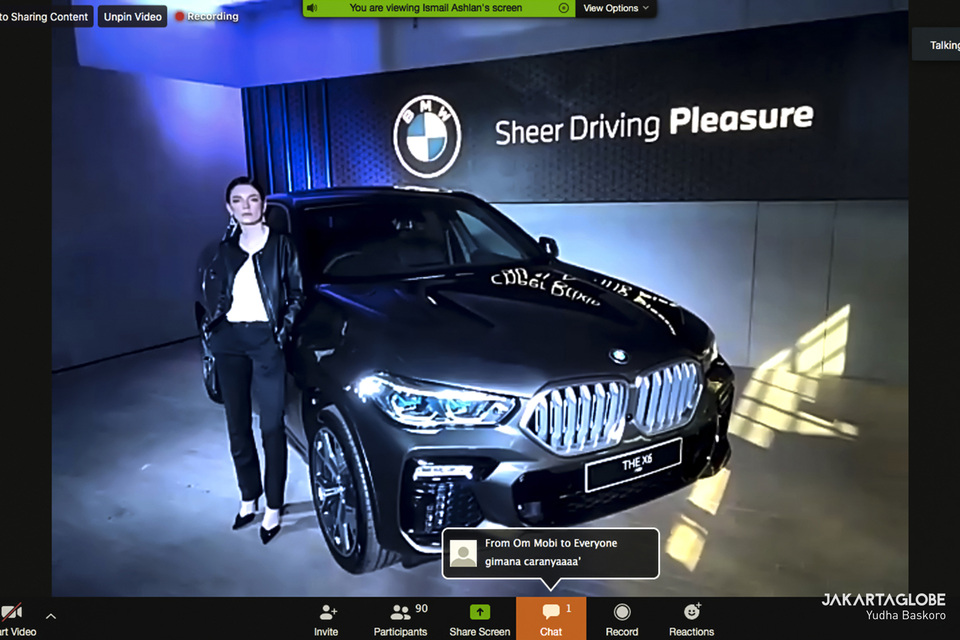 Indonesian YouTuber and automotive enthusiast Om Mobi sends a chat message during the all-new BMW X6 launch on May 15. (JG Photo/Yudha Baskoro)