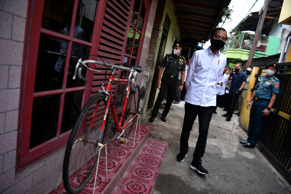 President Joko 'Jokowi' Widodo inspects the distribution of relief packages for communities badly hit by the coronavirus pandemic in Johar Baru, Central Jakarta, on Monday. (Antara Photo/Sigid Kurniawan)