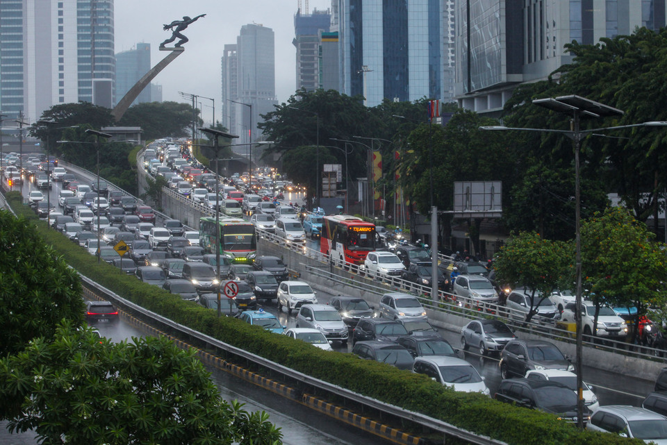 Traffic jam on the inner-city toll road in Jakarta on Monday. (Antara Photo/Rifki N.)