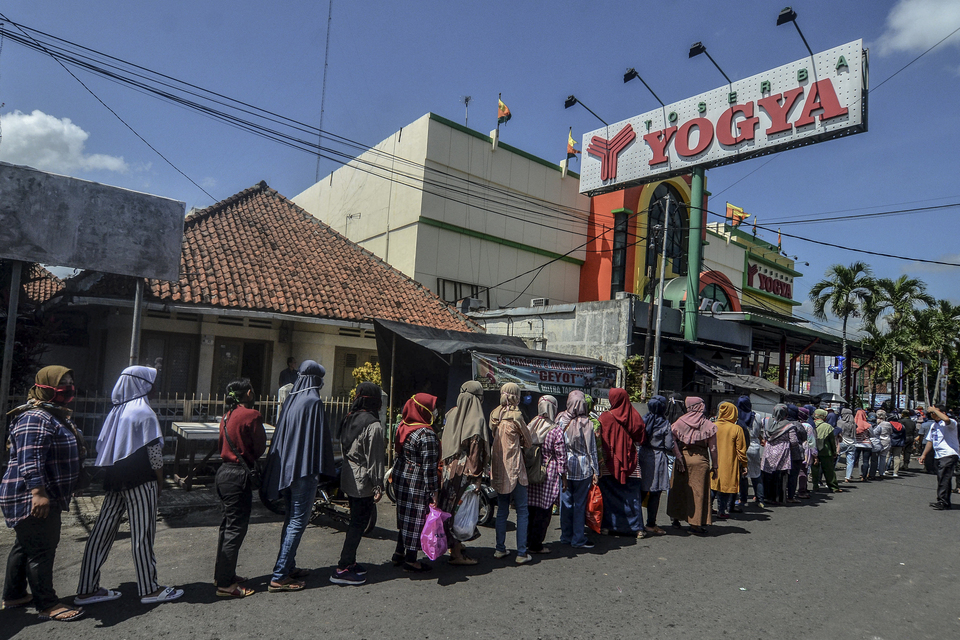 Hundreds of visitors queued at the Yogya Toserba shopping center in Ciamis, West Java, for last-minute Idul Fitri shopping on May 20. (Antara Photo/Adeng Bustomi)