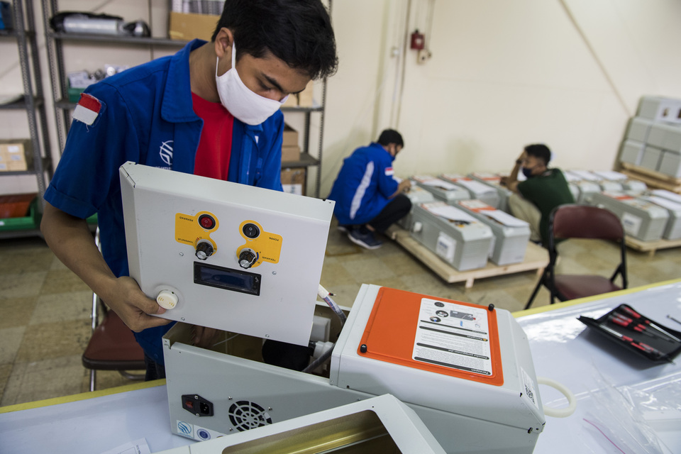 A worker assembles a portable ventilator called the Ventilator Indonesia or Vent-I at the Dirgantara Indonesia factory in Bandung on Wednesday. (Antara Photo/M. Agung Rajasa)