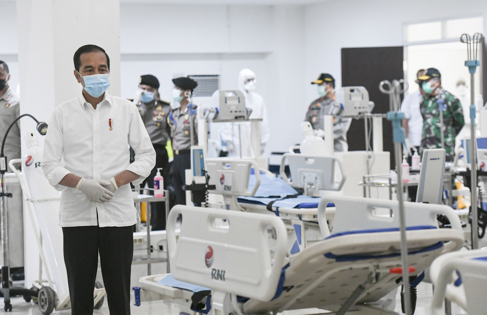 President Joko Widodo, left, inspects ICU room of the makeshift Covid-19 hospital occupying athletes’ village in Kemayoran, Central Jakarta, on March 23, 2020. (Antara Photo/Hafidz Mubarak)