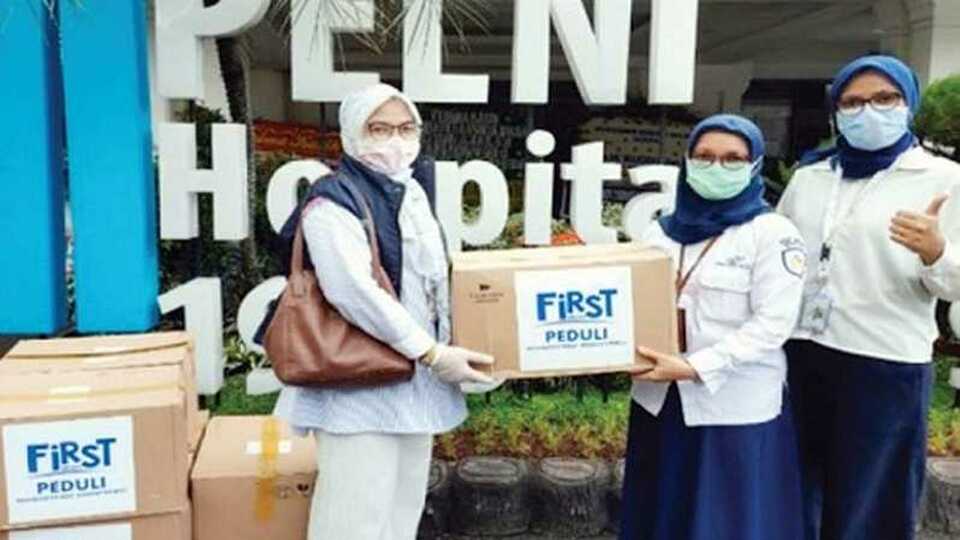 First Media donated multivitamins to Pelni Petamburan Hospital in Jakarta last April. (Investor Daily Photo)