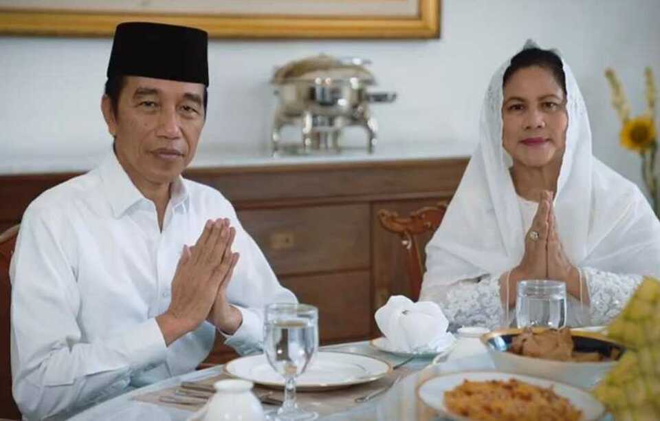 President Joko "Jokowi" Widodo and first lady Iriana Widodo wish all Muslims a happy Idul Fitri from Bogor Palace on Saturday. (Picture Courtesy of Press, Media, and Information Bureau of the Presidential Secretariat).