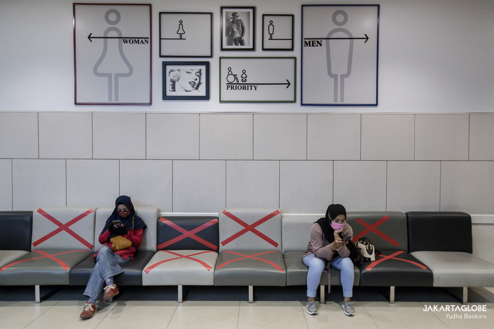 Visitors sit in a waiting room inside AEON supermarket in Tangerang, Banten, on Tuesday. (JG Photo/Yudha Baskoro)