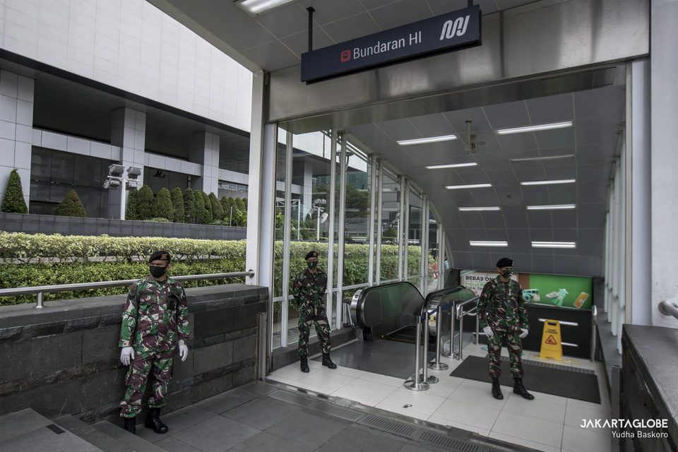 Soldiers guard an entrance to the Bundaran HI MRT Station in Central Jakarta on Wednesday. (JG Photo/Yudha Baskoro)