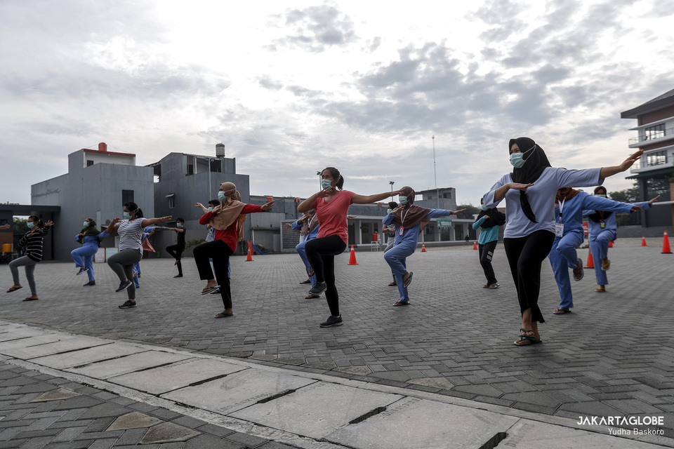 Covid-19 patients exercise at an isolation facility in Tangerang, Baten. (JG Photo/Yudha Baskoro)