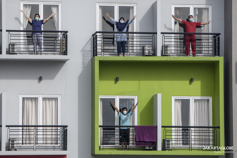 Covid-19 patients exercise on the balconies at a makeshift isolation facility in Tangerang, south of Jakarta, on Thursday. (JG Photo/Yudha Baskoro)