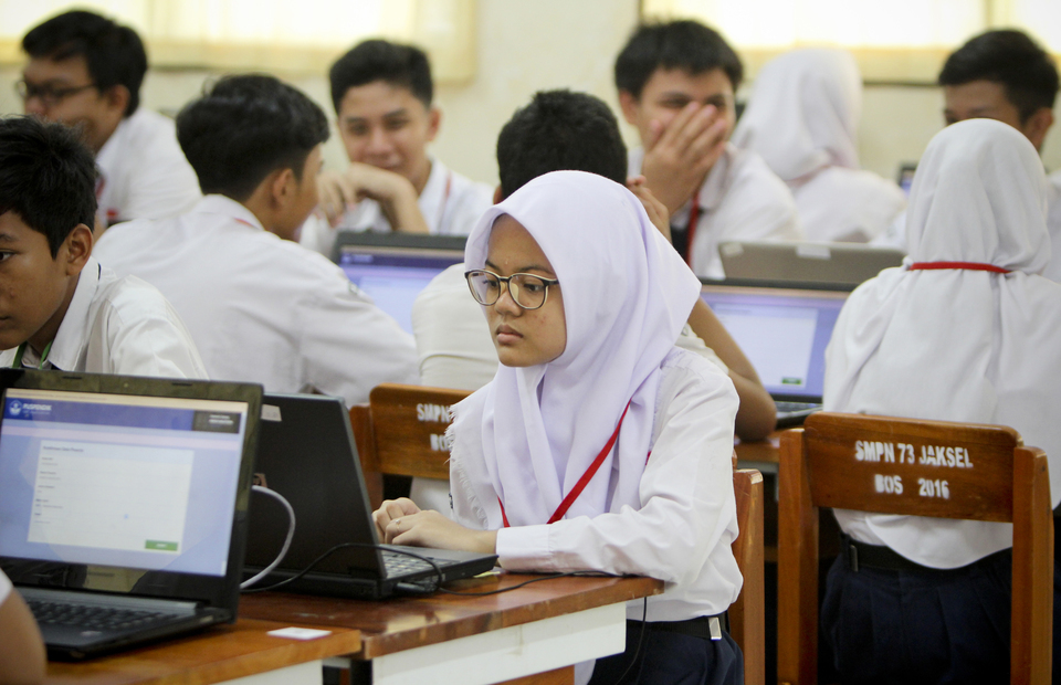 Students at a junior high school prepare to take a computer-based national exam last year. (JG Photo/Yudha Baskoro)

