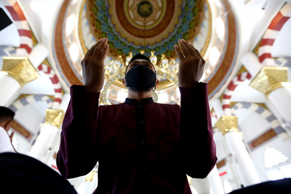 A man prays at the Haji Keuchik Leumik mosque in Banda Aceh, Aceh, last month. (Antara Photo/Irwansyah Putra)