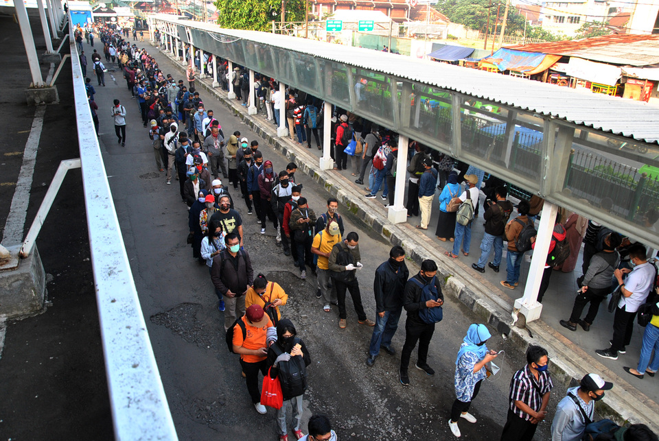Long queues for the Commuter Line trains at Bogor Station on Monday morning. (Antara Photo/Arif Firmansyah)