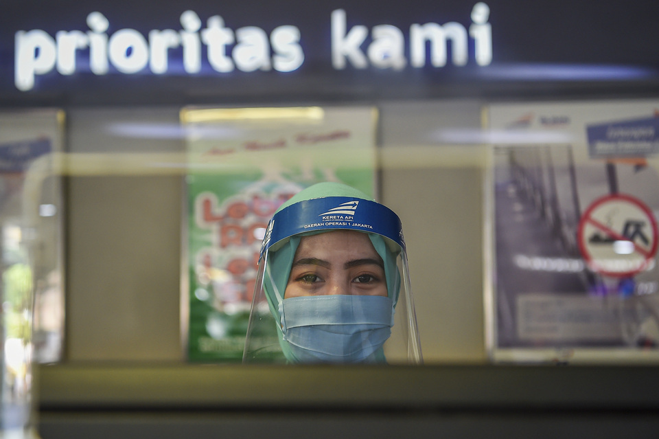 A ticket seller welcomes passengers at Senen Train Station in Central Jakarta on Friday. (Antara Photo/Nova Wahyudi)

