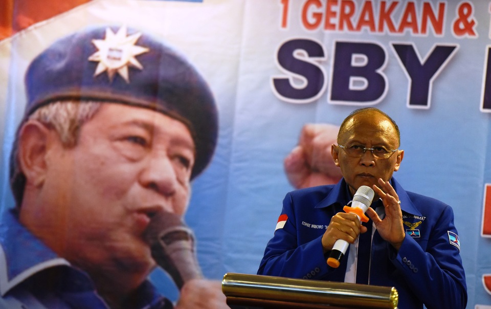 File photo: Former Army Chief of Staff General (ret.) Pramono Edhie Wibowo delivers a speech during a gathering of the Democratic Party with a photograph of then party chairman Susilo Bambang Yudhoyono on the backdrop in Jakarta on Feb. 28, 2015. Pramono dies on June 13, 2020 while being treated at a municipal hospital in Cianjur, West Java. (Antara Photo /Hafidz Mubarak)