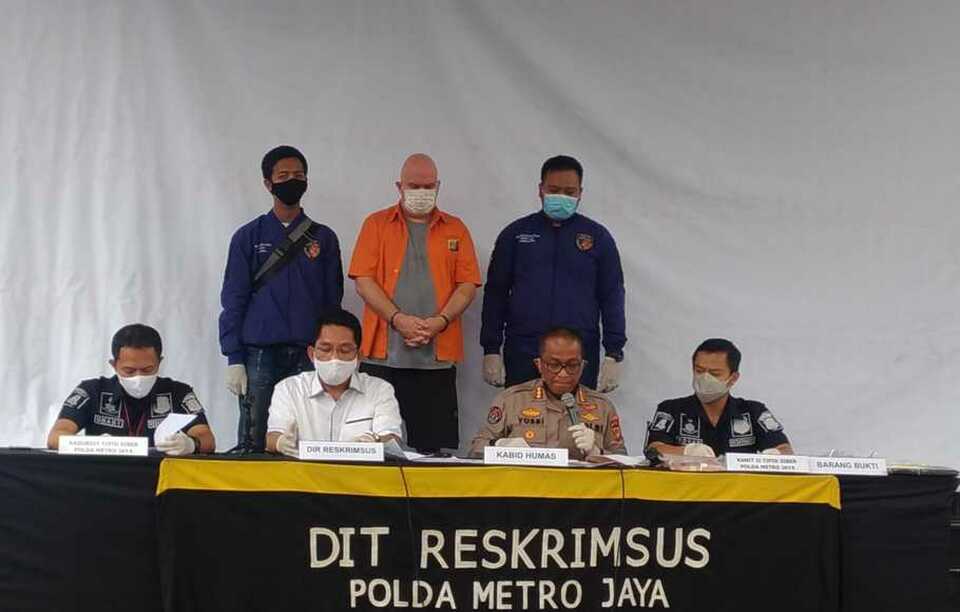 Indonesian police have arrested Russ Albert Medlin, center, the co-founder of the BitClub Network, for alleged sexual assault of minors in Jakarta. (B1 Photo/Bayu Marhaenjati) 